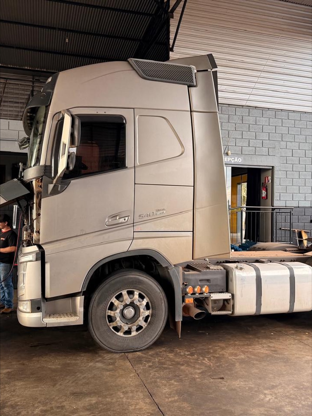 Caminhão Volvo dentro do galpão da Agro AR