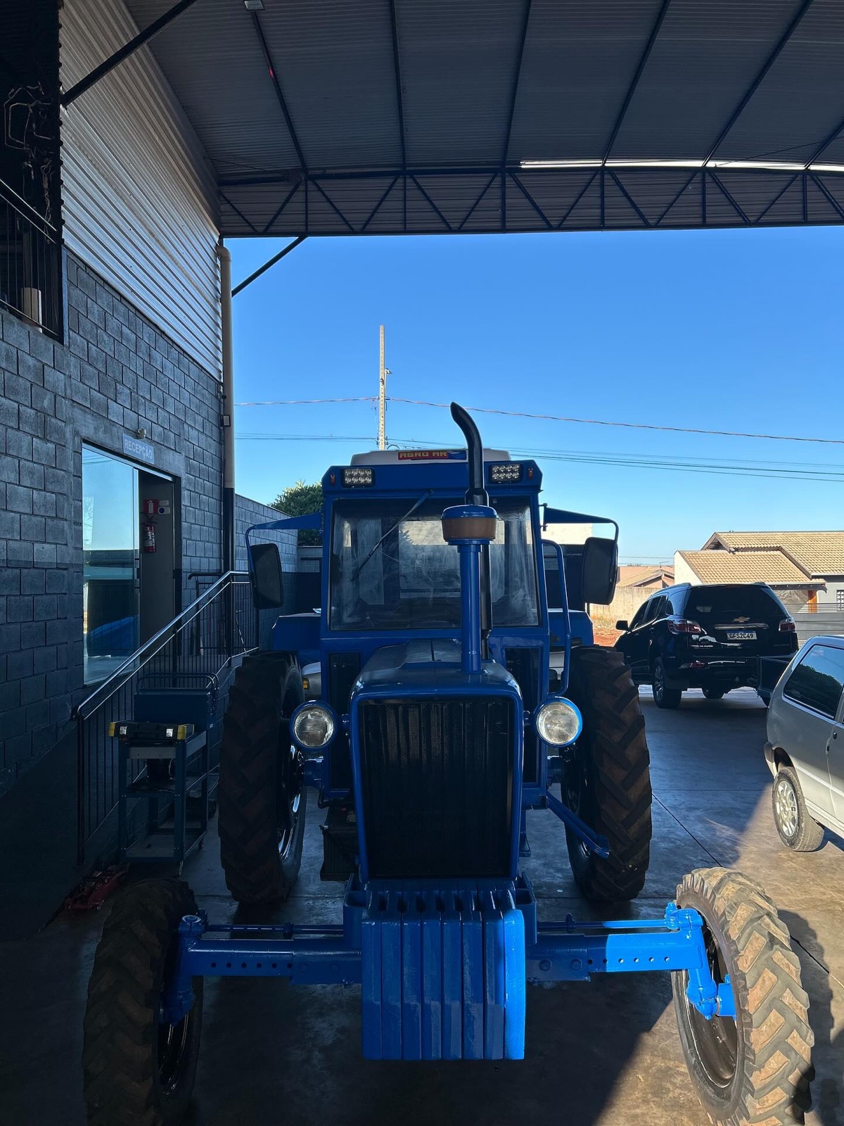 Trator azul no galpão da Agro AR
